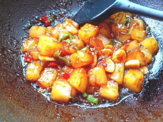 14、炒豌豆凉粉,翻炒入味,关火装盘