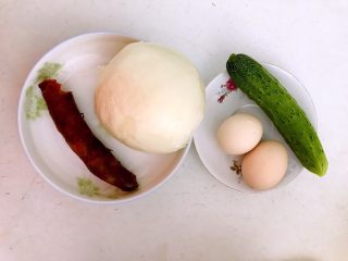 1、换个姿势吃馒头  腊肠瓜片炒黄金馒头,准备食材：馒头，腊肠，鸡蛋，黄瓜