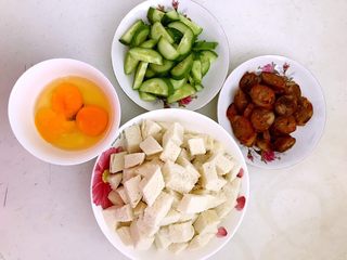 2、换个姿势吃馒头  腊肠瓜片炒黄金馒头,馒头切成1.5㎝左右的小块，腊肠切片，黄瓜切厚片，鸡蛋打到碗里备用