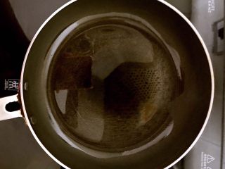 3、换个姿势吃馒头  腊肠瓜片炒黄金馒头,锅内刷一层大豆色拉油