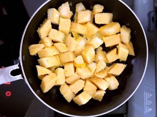 5、换个姿势吃馒头  腊肠瓜片炒黄金馒头,煎至一面金黄就翻身煎另一面