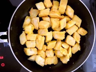 6、换个姿势吃馒头  腊肠瓜片炒黄金馒头,煎至两面金黄即可