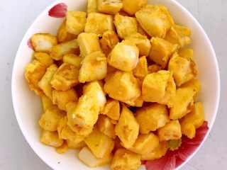 7、换个姿势吃馒头  腊肠瓜片炒黄金馒头,煎好的馒头出锅备用