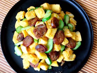 11、换个姿势吃馒头  腊肠瓜片炒黄金馒头,色彩缤纷，香味扑鼻的腊肠瓜片炒黄金馒头做好了