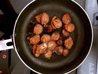 8、换个姿势吃馒头  腊肠瓜片炒黄金馒头,锅内加入少许色拉油烧热，加入腊肠