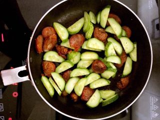 9、换个姿势吃馒头  腊肠瓜片炒黄金馒头,煸炒1分钟左右加入瓜片，翻炒均匀