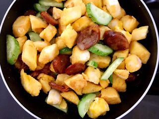 10、换个姿势吃馒头  腊肠瓜片炒黄金馒头,加入煎好的馒头快，翻炒均匀