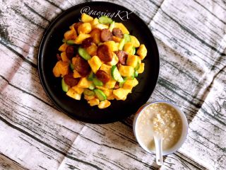 12、换个姿势吃馒头  腊肠瓜片炒黄金馒头,配上一碗燕麦薏仁粥，好吃又好看的一餐，开吃吧~