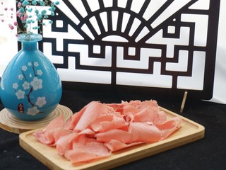 1、水煮肥牛,准备炮制的牛肉卷