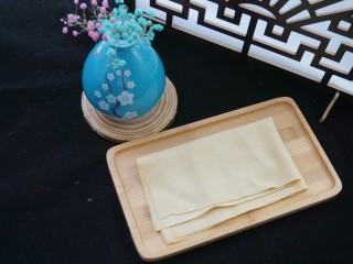 2、水煮肥牛,准备一张千张