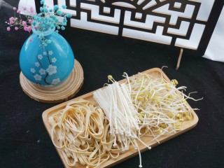 3、水煮肥牛,清洗干净切成丝,加入豆芽和金针菇