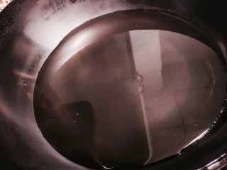 4、水煮肥牛,锅中加入适量的水