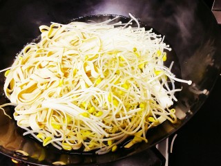 5、水煮肥牛,大火煮开倒入配菜