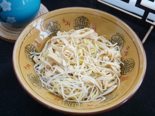 6、水煮肥牛,烫熟后捞起沥干水备用