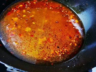 10、水煮肥牛,加入适量的水,大火煮开,加入鸡精和白胡椒粉