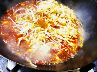 11、水煮肥牛,倒入配菜煮2分钟,捞起放入碗底