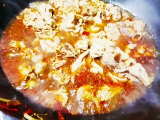 12、水煮肥牛,倒入肥牛卷,煮3分钟