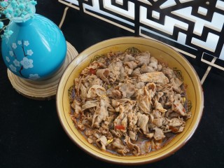 13、水煮肥牛,连同汤汁倒入碗中