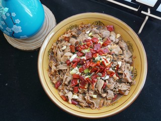 14、水煮肥牛,加入蒜,葱,干辣椒和花椒