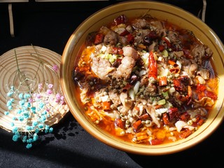 15、水煮肥牛,最后浇上一层热油