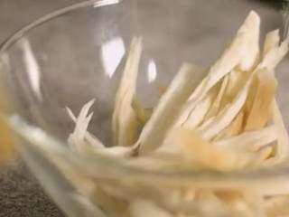 1、你没试过的杏鲍菇做法，好吃又下饭，味道太棒！,杏鲍菇撕成条