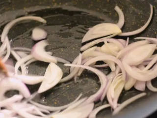 3、你没试过的杏鲍菇做法，好吃又下饭，味道太棒！,热锅起油，爆香洋葱