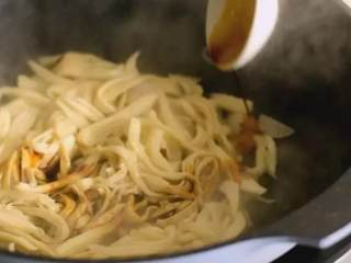 5、你没试过的杏鲍菇做法，好吃又下饭，味道太棒！,收干水分后，加入生抽、辣椒粉、孜然粉、孜然粒、白芝麻、香菜，炒匀