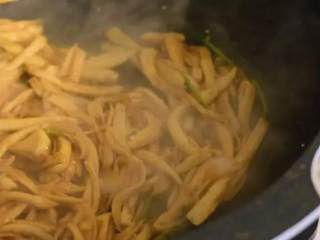 6、你没试过的杏鲍菇做法，好吃又下饭，味道太棒！,出锅前加入少许盐调味即可