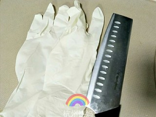 2、非常有效！川贝柠檬膏！（电饭锅版）,准备一副一次性手套和一把锋利的刀。有陶瓷刀的，最好用陶瓷刀，比较锋利，可以减少果汁的损失。