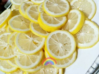 4、非常有效！川贝柠檬膏！（电饭锅版）,带上手套，挖去柠檬籽。如果不去籽，后面熬出来会非常苦。