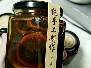 10、非常有效！川贝柠檬膏！（电饭锅版）,趁热装瓶倒扣，放凉后再翻过来。常温储存，不开封的情况下可以放半年（瓶子等容器请在使用前消毒，蒸煮烤箱烘烤都可以）。不装瓶的可以放家里的乐扣盒子冰箱保存，保质期略短，一两个月还是没什么问题的，请尽快吃完。