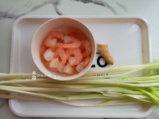 1、韭黄炒虾仁,准备食材。