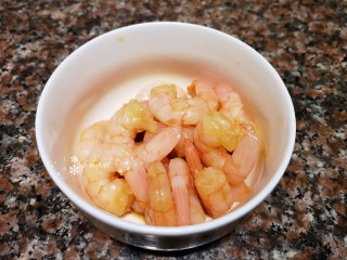 2、韭黄炒虾仁,将虾仁洗净加入适量生抽拌匀备用。（这里用的是去线虾仁）