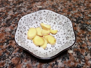 3、韭黄炒虾仁,将生姜洗净切片备用。