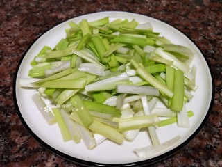 4、韭黄炒虾仁,将韭黄洗净切成小段备用。