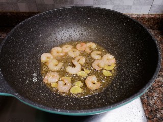 7、韭黄炒虾仁,放入虾仁翻炒片刻。