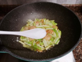 9、韭黄炒虾仁,加入适量盐翻炒均匀。