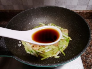 10、韭黄炒虾仁,倒入适量生抽翻炒均匀。