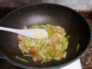 11、韭黄炒虾仁,放入适量鸡精翻炒均匀。