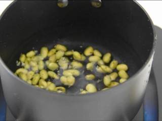 1、毛豆烧芋艿,香糯和爽脆的最佳组合!,倒入毛豆。