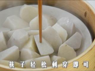 4、毛豆烧芋艿,香糯和爽脆的最佳组合!,筷子轻松刺穿即可。