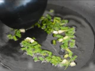 5、毛豆烧芋艿,香糯和爽脆的最佳组合!,热锅冷油,撒入葱花爆香。