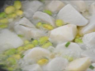 7、毛豆烧芋艿,香糯和爽脆的最佳组合!,加水煮开。
