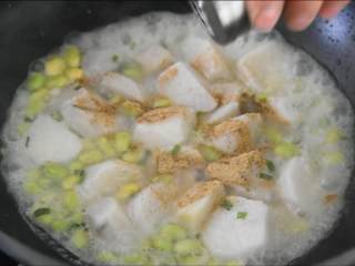 8、毛豆烧芋艿,香糯和爽脆的最佳组合!,放入白胡椒粉、盐,翻炒均匀。