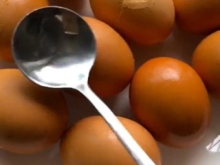 1、啤酒卤鸡蛋,准备母鸡蛋煮熟去掉外壳
