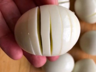 2、啤酒卤鸡蛋,表面切上几刀容易入味