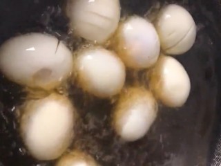 3、啤酒卤鸡蛋,六成油温下锅炸