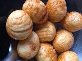 4、啤酒卤鸡蛋,炸至外表金黄捞出