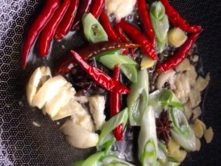 5、啤酒卤鸡蛋,锅留底油放入葱姜蒜，八角，花椒，干辣椒炒香
