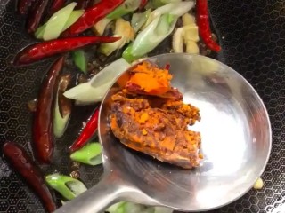 6、啤酒卤鸡蛋,炒香后放入两块火锅底料炒出红油